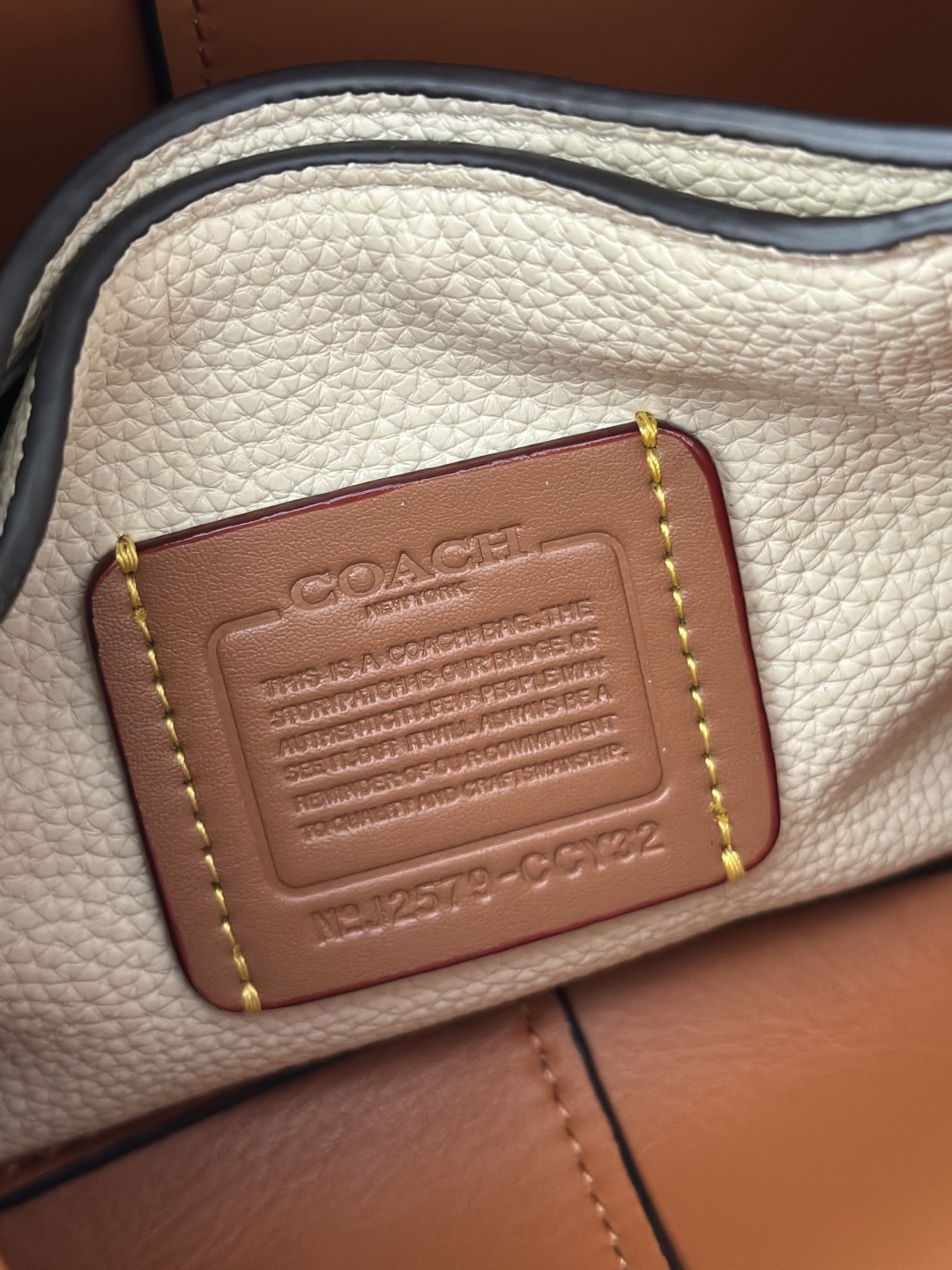 Coach新款首發🔥Lana19 mini號
尺寸：19✖️17cm
精緻小巧，簡約時尚
可手拎，可斜挎 ☑️小號 奶白色
尺寸：19✖️17cm