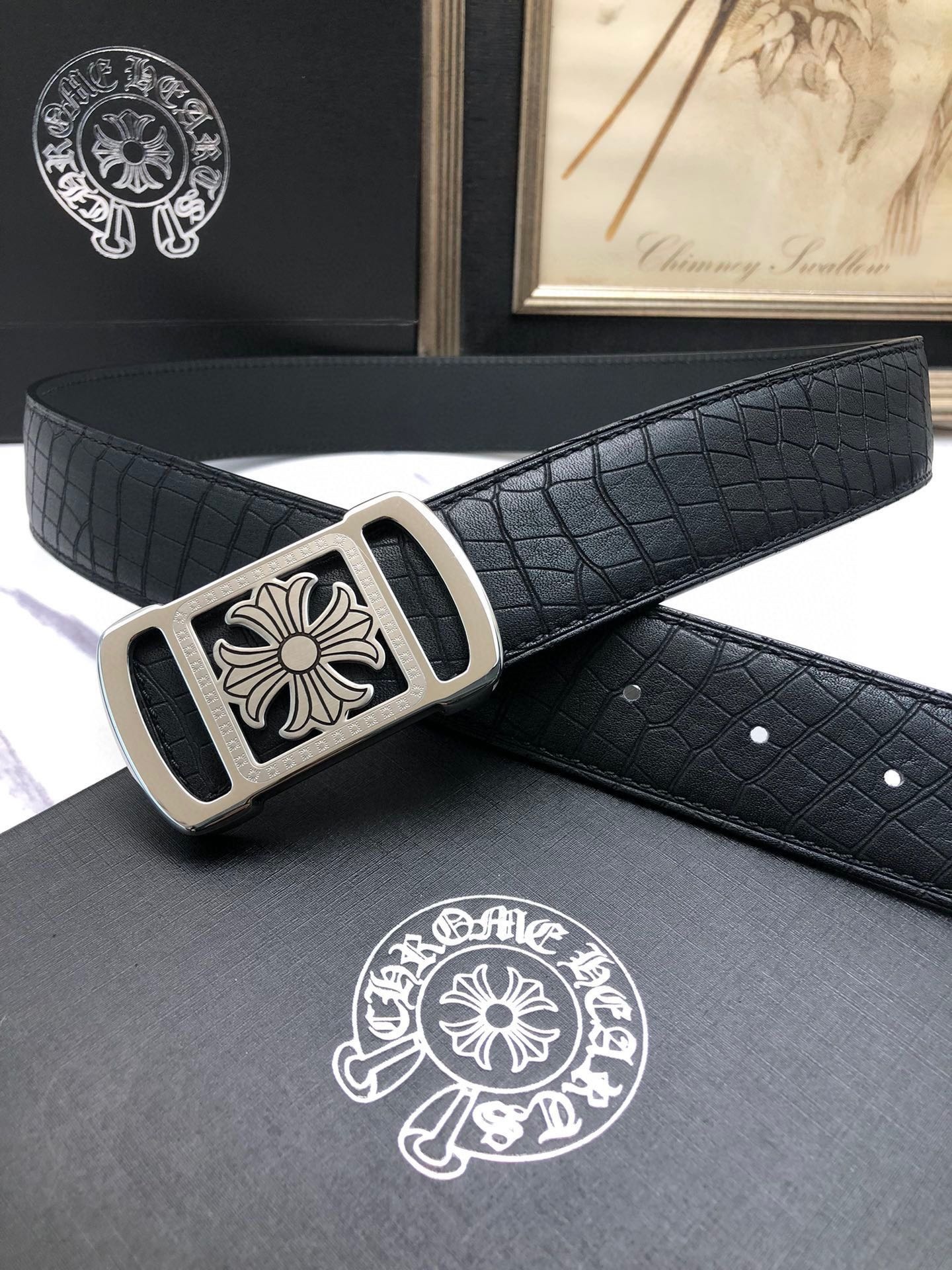 克羅星：原單頭層牛皮燙印花紋面，內襯頭層小牛皮底，搭配原單自動扣，可裁剪的自動帶，此款腰帶面雙採用意大利原定廠制進口牛皮帶身 ，對專版櫃足寬3.5
