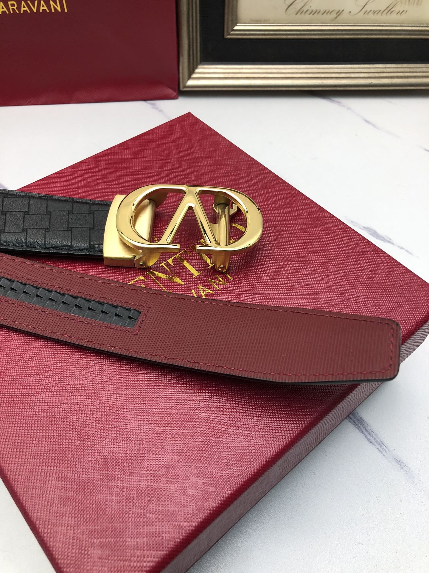 華倫天奴：原單頭層牛皮燙印花紋面，內襯頭層小牛皮底，搭配原單自動扣，可裁剪的自動帶，此款腰帶面雙採用意大利原定廠制進口牛皮帶身 ，對專版櫃足寬3.5