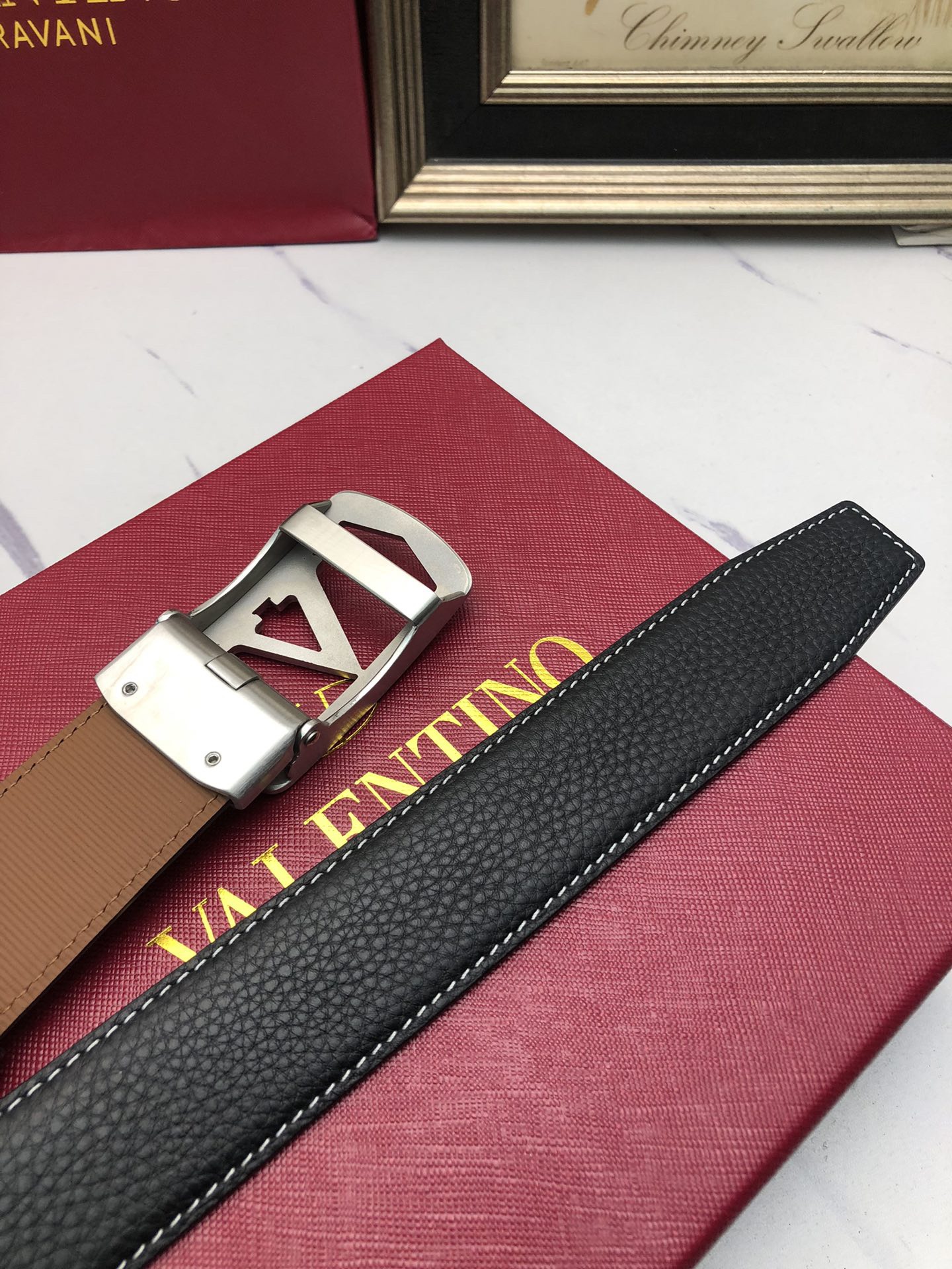 華倫天奴：原單頭層牛皮荔枝紋面，內襯頭層小牛皮底，搭配原單自動扣，可裁剪的自動帶，此款腰帶面雙採用意大利原定廠制進口牛皮帶身 ，對專版櫃足寬3.5