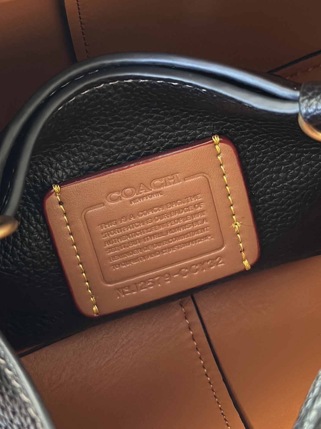 Coach新款首發🔥Lana19 mini號
尺寸：19✖️17cm
精緻小巧，簡約時尚
可手拎，可斜挎 ☑️小號 黑色
尺寸：19✖️17cm