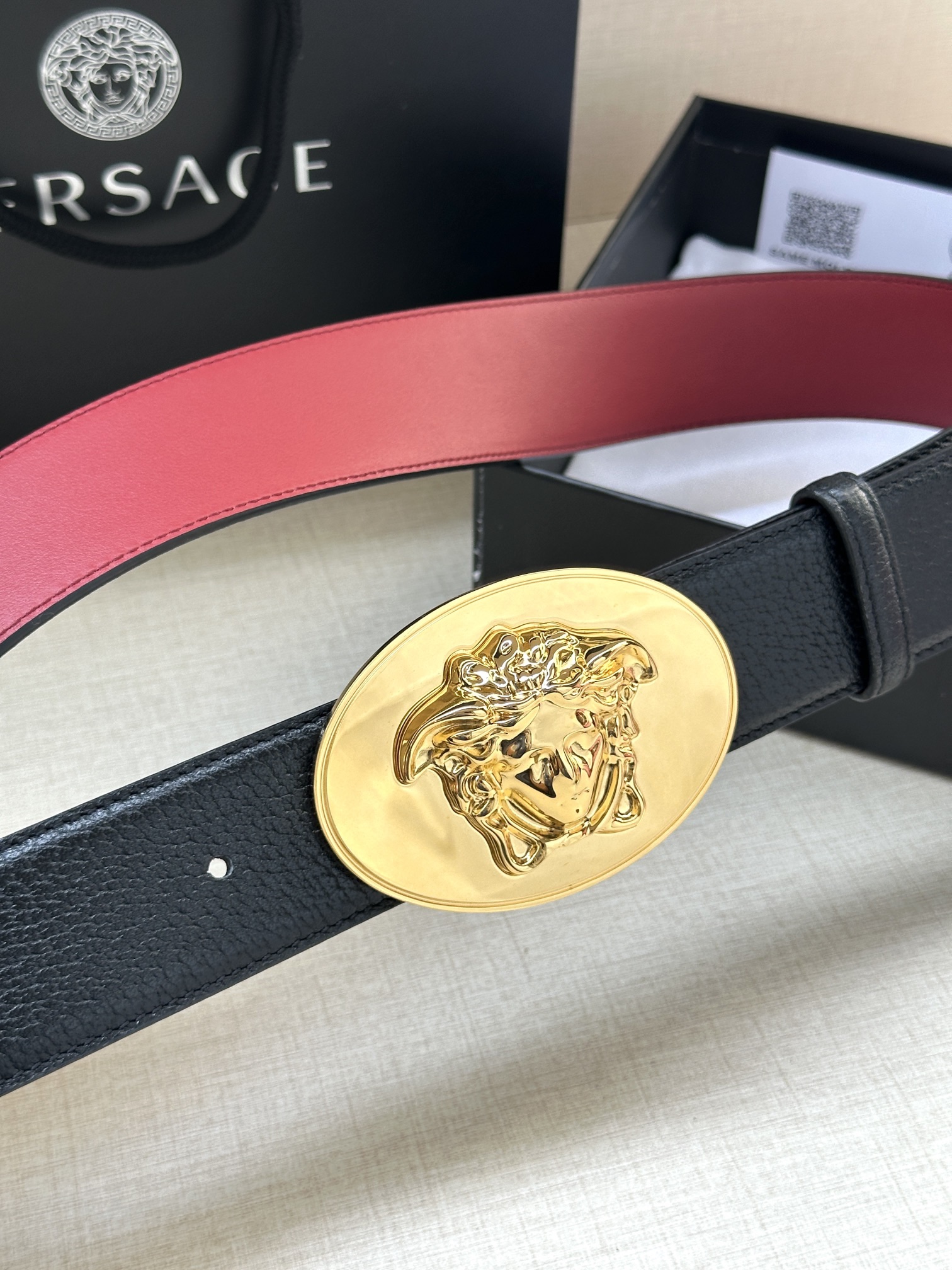 寬度：4.0cm （範思哲） 此款橢圓五金配件、腰帶飾有標誌性的Versace美杜莎頭像扣，彰顯品牌格調。是一款精美的衣櫥必備單品。