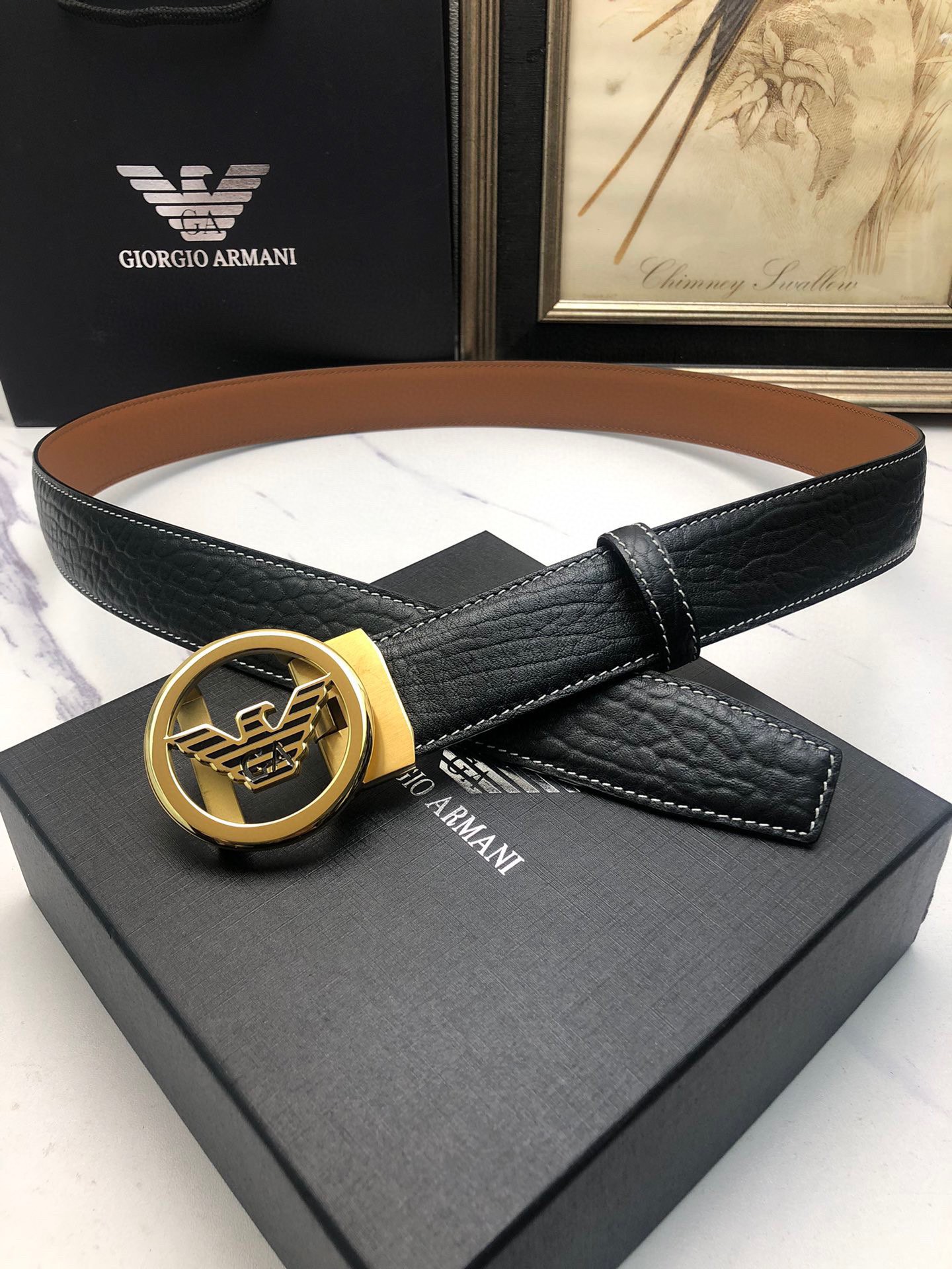 阿曼妮：原單頭層牛皮大象皮紋面，內襯頭層小牛皮底，搭配原單自動扣，可裁剪的自動帶，此款腰帶面雙採用意大利原定廠制進口牛皮帶身 ，對專版櫃足寬3.5