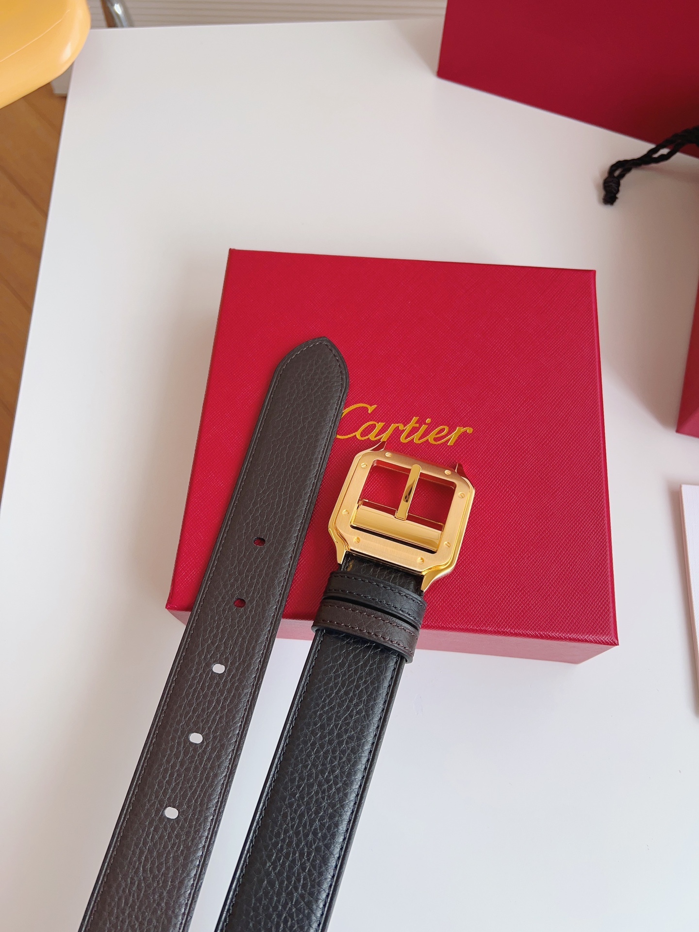 
Cartier（卡地亞）憑借匠心傑作展現與眾不同的美感，融合精湛工藝與經典設計，演繹雋永風格；瀟灑不羈，果敢獨立！此款式易搭配服飾；休閒正裝兩相宜。皮帶寬度：35mm