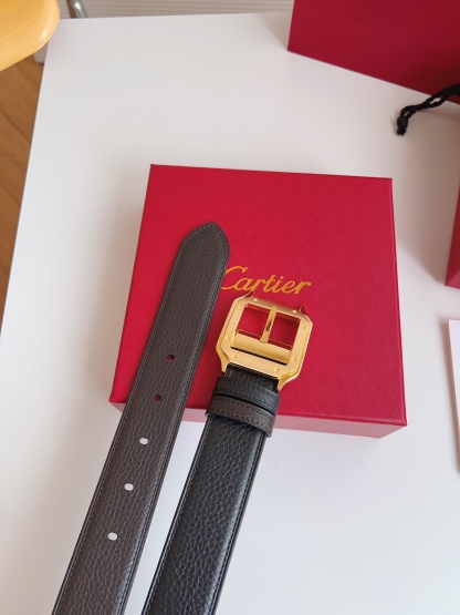 
Cartier（卡地亞）憑借匠心傑作展現與眾不同的美感，融合精湛工藝與經典設計，演繹雋永風格；瀟灑不羈，果敢獨立！此款式易搭配服飾；休閒正裝兩相宜。皮帶寬度：35mm