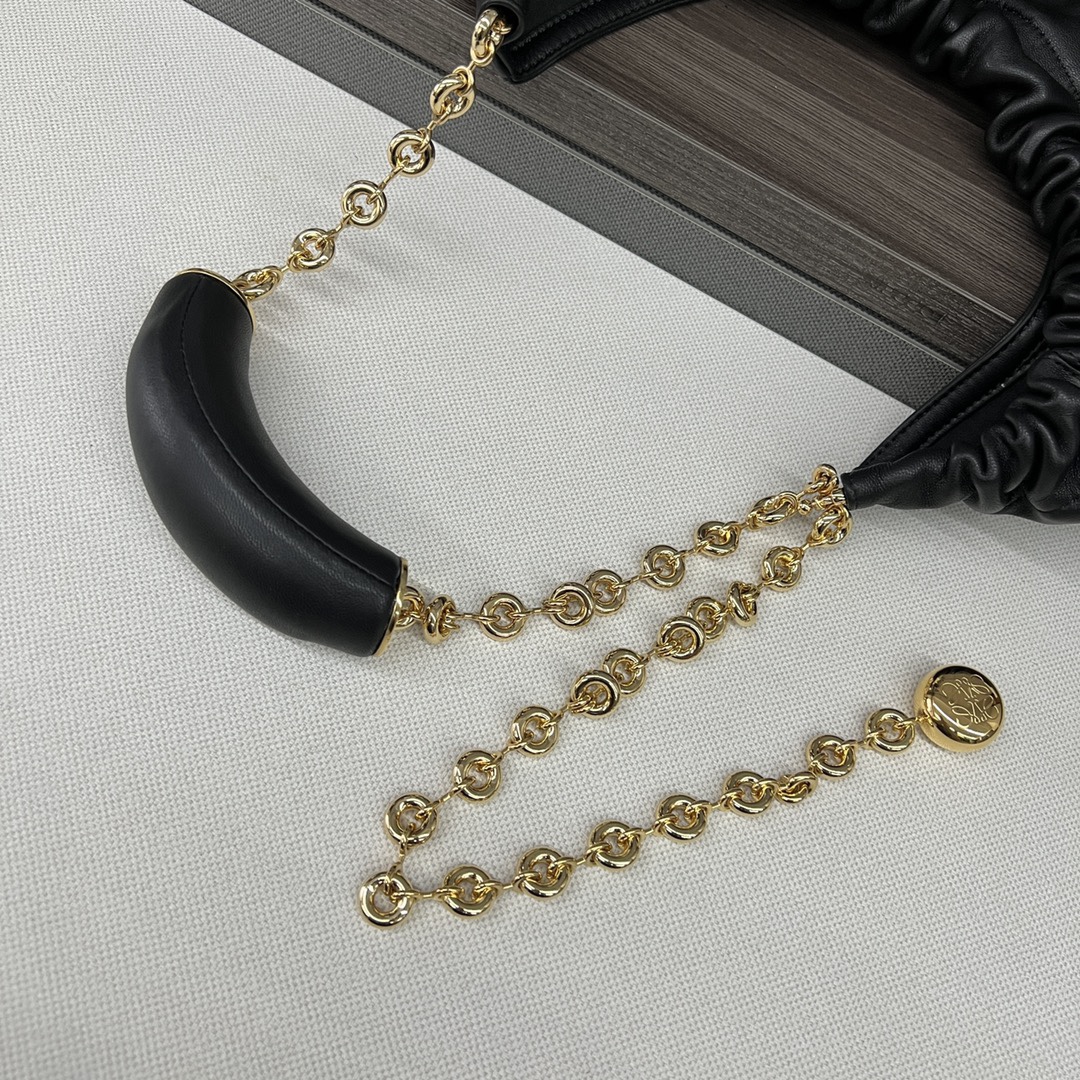 LO℮w℮🌟中號🆕納帕羊皮Squeeze手袋👜一款精緻而柔美的全新手袋，採用觸感柔軟的納帕皮革製成。這款順手藝是傳統工藝、創新研究和獨特設計的傑作，具備令人驚訝的輕盈褶皺包身、可調節甜甜圈鏈條和觸感柔軟的提手。此中號版本採用納帕羊皮革打造。*可肩背、斜挎或手提*可調節鏈條肩帶，搭配Anagram攜刻鵝卵石，附加額外鏈條，可進一步延長肩帶*磁扣開合*內部拉鍊口袋*無襯里*lo*ewe燙金或燙銀。
size：34*13.5*33CM
型號：652328 全鋼五金