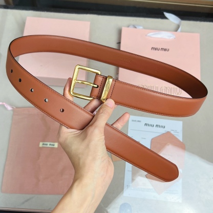 這款皮革腰帶設計簡約而優雅，腰帶環伴以Miu Miu徽標。雙面進口小牛皮 金屬搭扣 腰帶環飾激光雕刻徽標
寬度: 3.5cm
