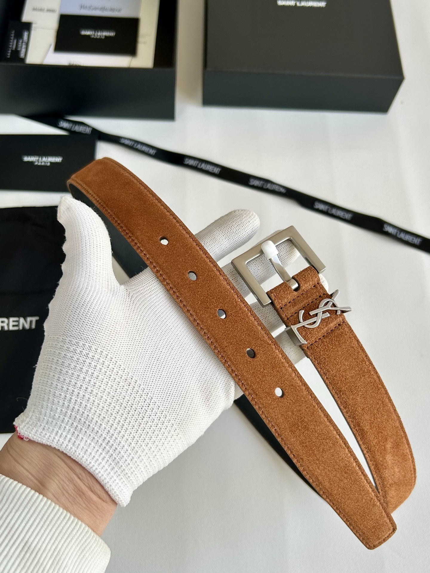 聖羅蘭 女士腰帶，進口小牛皮 配以CASSANDRE 標識腰帶環。古銅色金銀五金可選。精緻優雅的設計，寬度3.0cm