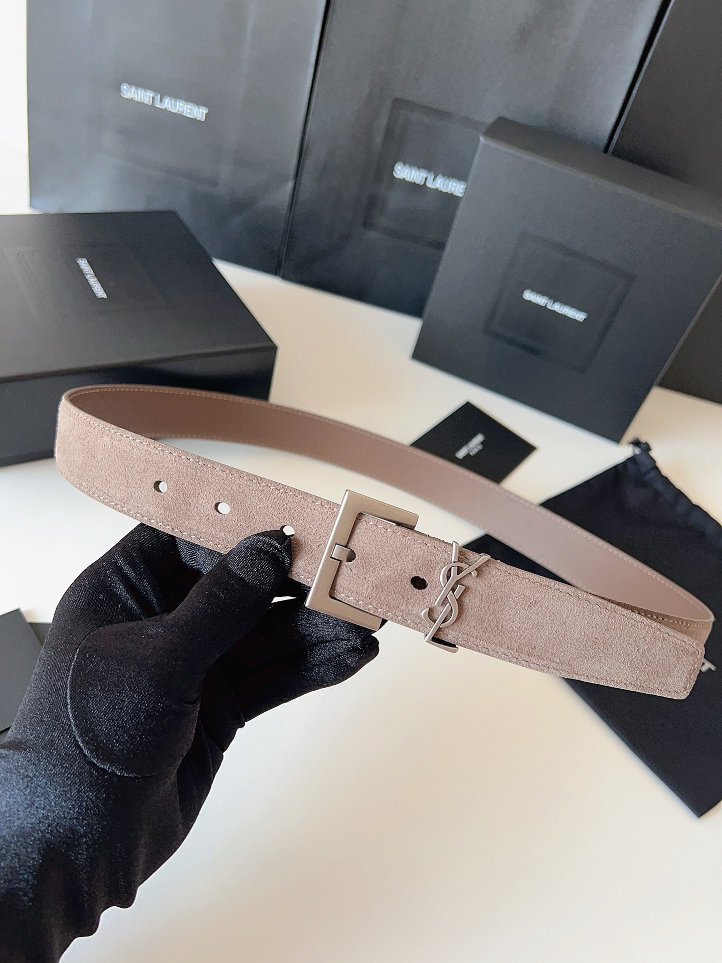 
ysl聖羅蘭2026女士新款腰帶，冬季爆款絨面原版皮，方形搭扣配以ysl標識腰帶環，女士冬季必備款，寬度3.0cm
