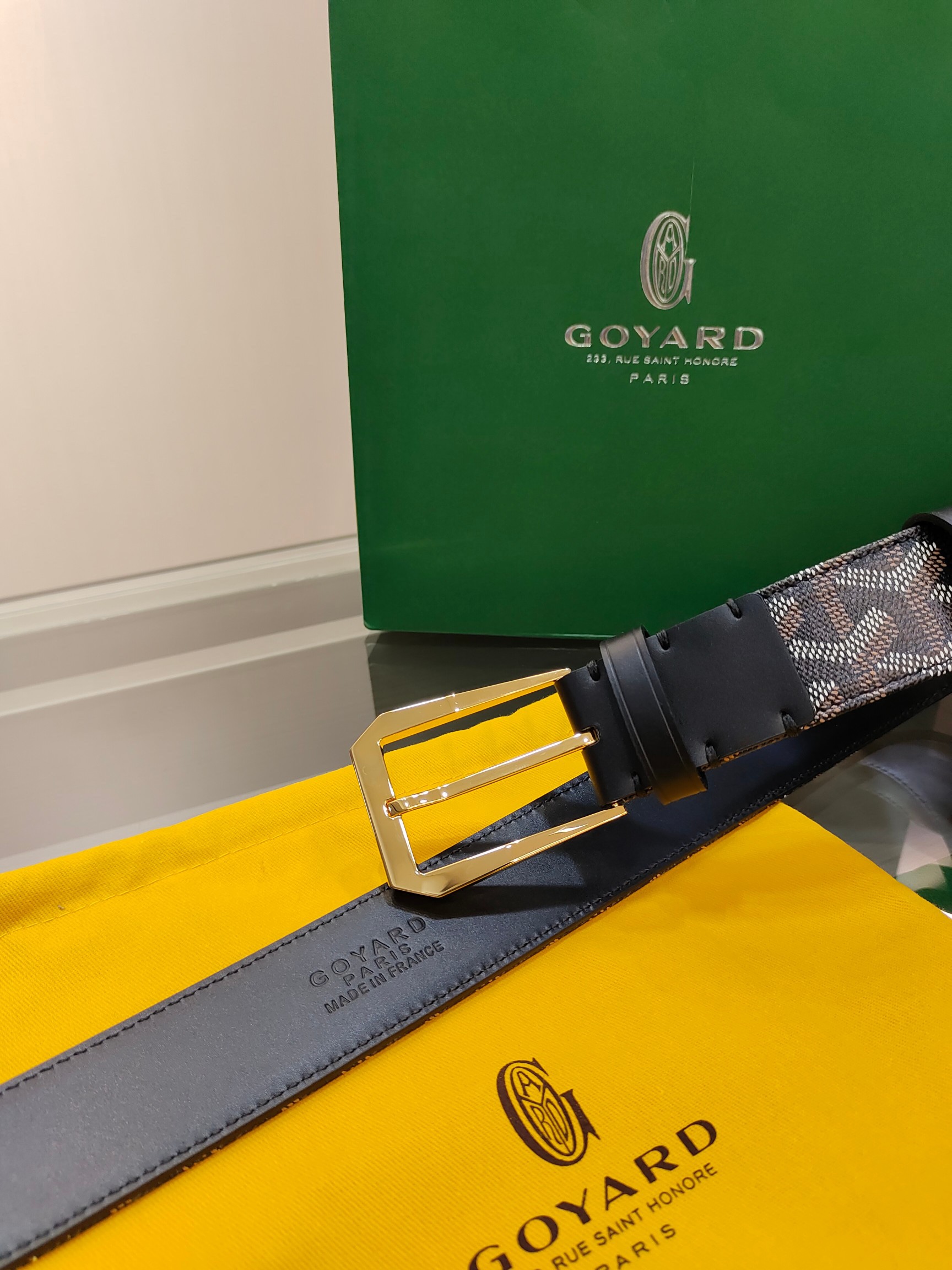 
Goyard(戈雅)腰帶源於法國奢侈品牌，設計風格簡約低調，腰帶身有標誌性帆布搭配進口頭層牛皮，腰帶扣採用簡約精品鋼扣，延續品牌的低調奢華，帶身寬度3.4CM，適用商務休閒日常佩戴。