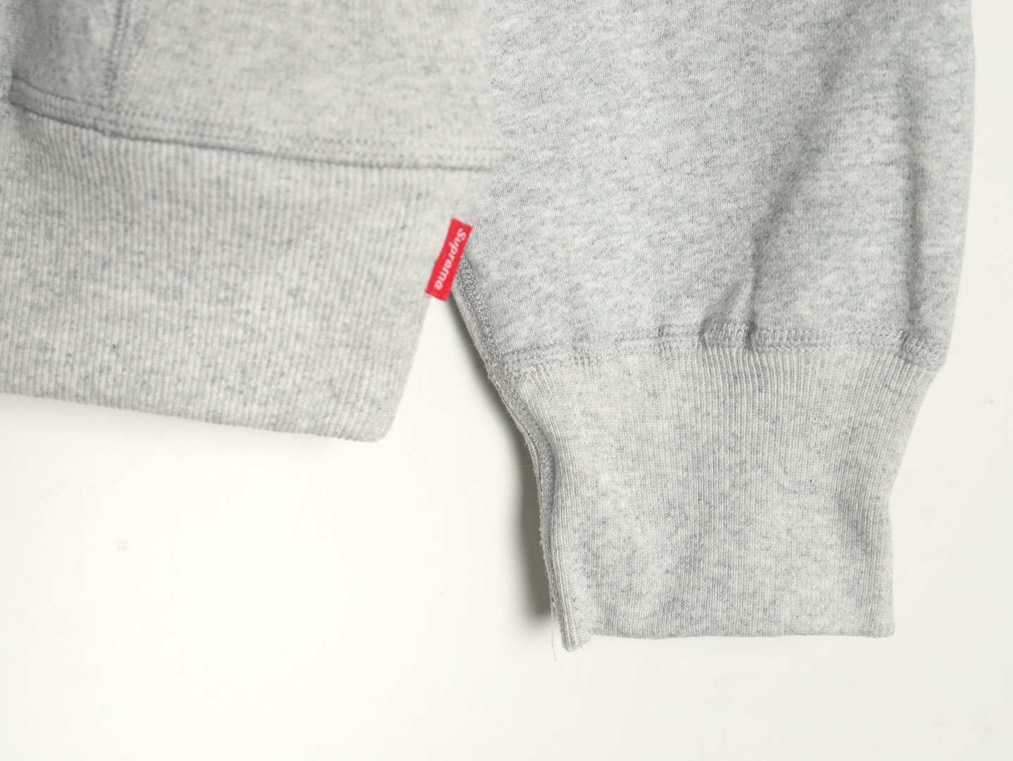 Supreme FW24 WEEK17 Box Logo Hooded Sweatshirt 胸前徽標刺繡logo口袋連帽衛衣帽衫
面料460克 高克重 面布質感強 韌性好 衣服收針處都有打套結（起到加固 久穿不變形 市面普通版本是沒有的哦） 歡迎對比 品質保證
F 尺碼：S M L XL