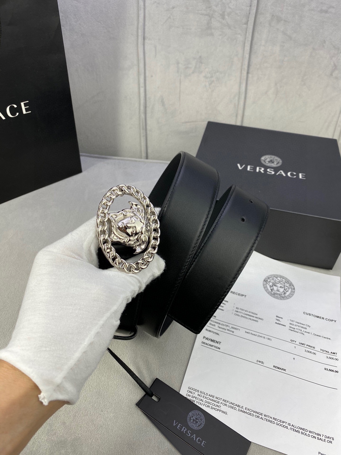 寬度3.8cm VERSACE（範思哲）此款平面皮帶採用小牛皮製成，配有一枚真空電鍍美杜莎頭像腰帶扣，採用穿孔閉合。