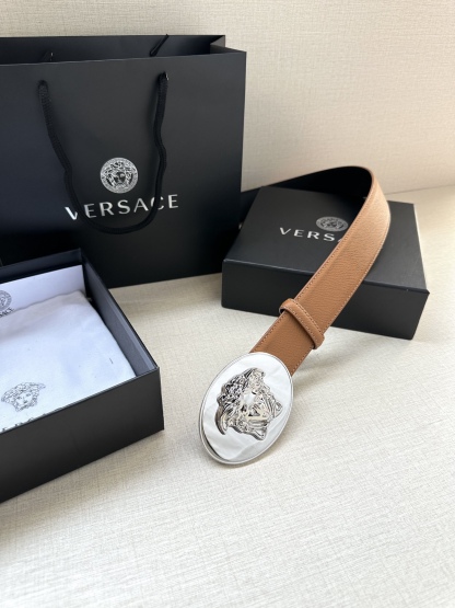 寬度：4.0cm （範思哲） 此款橢圓五金配件、腰帶飾有標誌性的Versace美杜莎頭像扣，彰顯品牌格調。是一款精美的衣櫥必備單品。