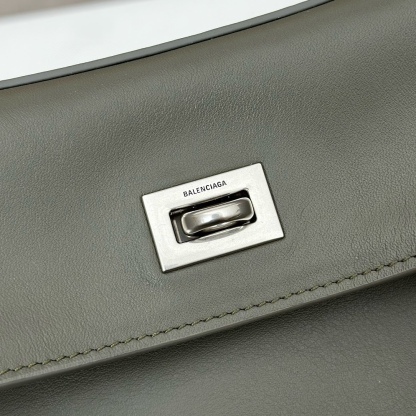 巴黎世家𝗕𝗮𝗹𝗲𝗻𝗰𝗶𝗮𝗴𝗮 💚💚出貨了！
款號：789779
尺寸：28.9×20×9.9cm