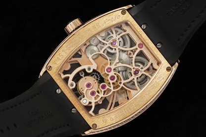 ABF 最新款 頂級復刻 法蘭克穆勒V45 Vanguard陀飛輪系列 歷時多年研發機芯 
1 1:1 超級復刻原裝複雜法穆蘭陀飛輪機芯 細節完美到位 打造正品機芯獨具的雙發條盒 超薄工藝 
2超長72小時動力儲存 告別每天手動上鏈 高端玩家的定制款 把頭上鏈30個半圈 發條盒為滿 不需要過度上鏈 
3 千錘百鍊 316L精鋼表殼 超薄表殼 與原裝一致厚度 彎曲弧度 更加貼合手腕 佩戴舒適 
4 純正進口意大利小牛皮 貼合手感品質一流的進口氟橡膠錶帶 與正版全完通用互換
5瑞士工程師 原版機芯拆解 一比一