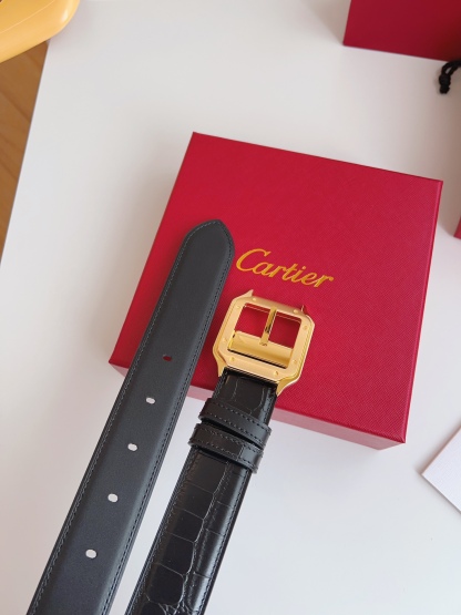 
Cartier（卡地亞）憑借匠心傑作展現與眾不同的美感，融合精湛工藝與經典設計，演繹雋永風格；瀟灑不羈，果敢獨立！此款式易搭配服飾；休閒正裝兩相宜。皮帶寬度：35mm
