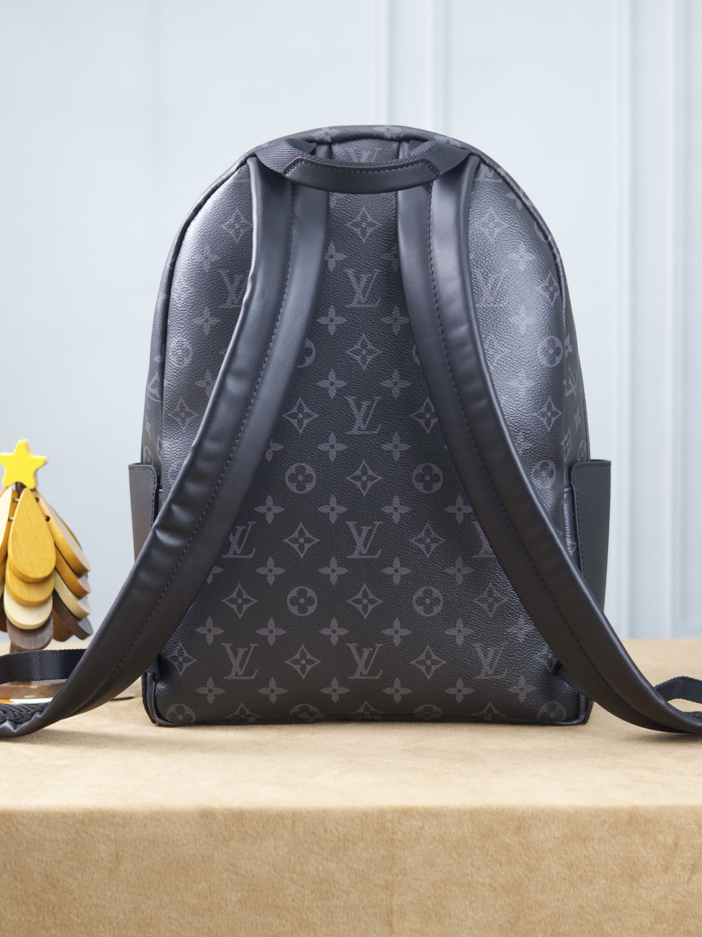 【163C01芯片版】
DISCOVERY 小號雙肩包
型號：M22558黑花
材料：進口原廠面料 原廠皮
尺寸：29x38x20cm