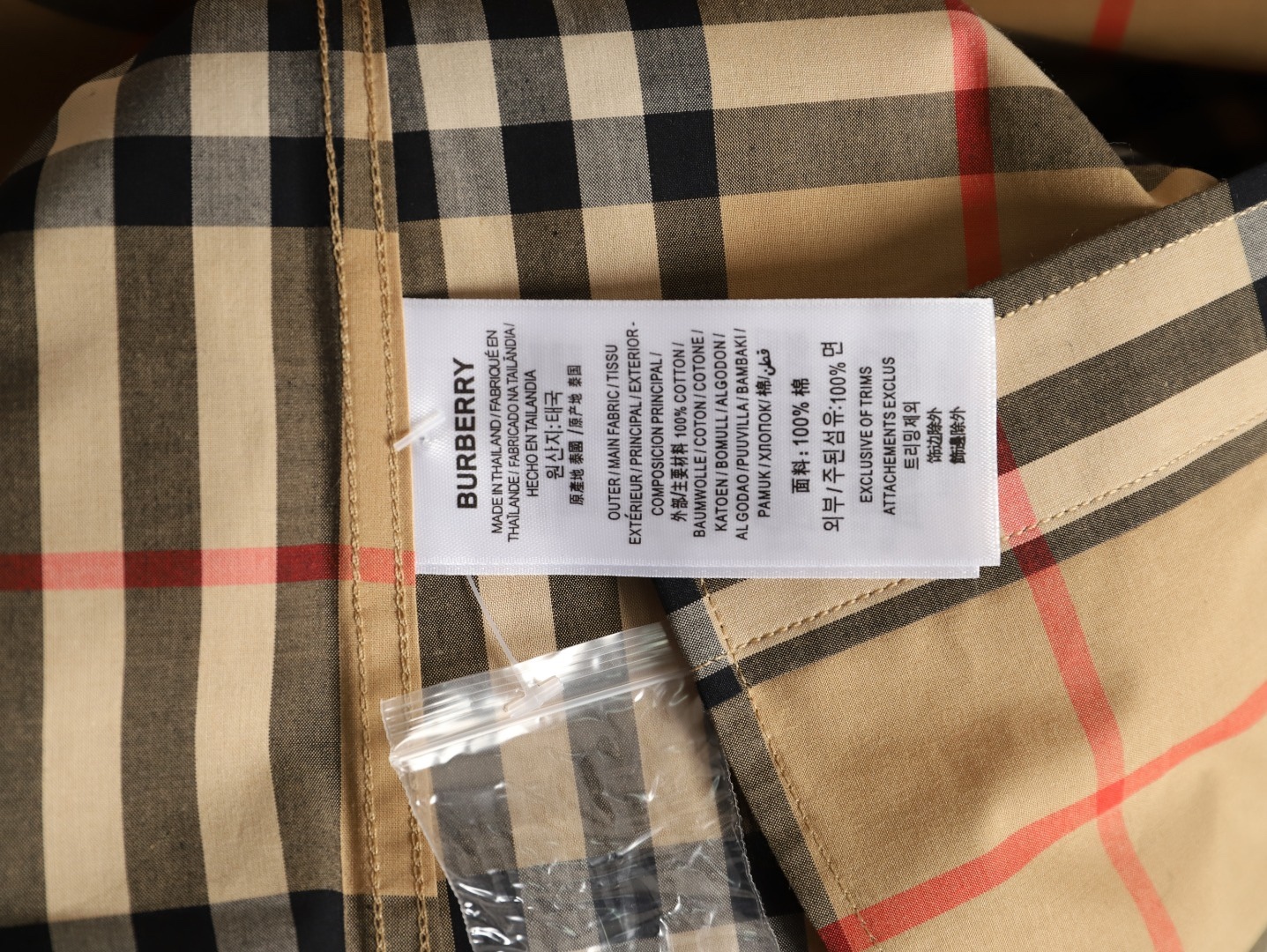 Burberry/巴寶莉 經典大格紋棉質長袖襯衫
面料採用雙股80支梭織小斜紋面料，格紋對位，
紗線定織定染，每個獨立的尺碼都是定位裁片，前幅，口袋，
袖子等部位都是對格對位的，工序複製，費時費料，採用純天然珍珠貝殼紐扣，
洗水嘜定制，多處手工一片一片激光剪裁對位，
所有工序，用料都是ZP做法，區別市面一眼假版本
此款更是絕對不能錯過的珍寶級別產物！！
顏色：卡其大格
S Size：S-XL