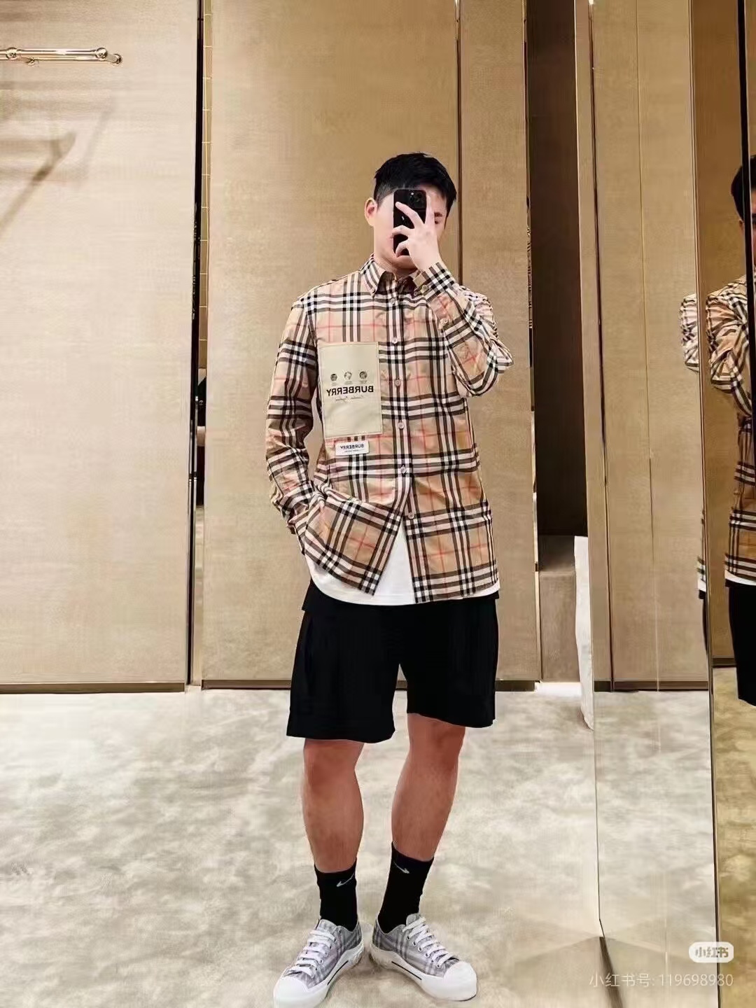 Burberry/巴寶莉 標籤貼布格紋棉質長袖襯衫
第一時間打版。面料為定制俯綢，上身絲滑透氣。紅外線定位裁剪，
定制貝殼頭扣，領子袖口復合硬襯，暴力水洗不會變形。
埋夾包縫工藝，保持版型不變形。國內頂級襯衫代工廠出貨，
前短後長 剪裁大膽突破常規，
完美還原Zp每個細節，商務休閒皆可搭配，人手幾件絕不為過。
裝飾品牌典藏 復古大格紋，BUR粉絲的衣櫥珍藏款式,尤其是對於忠實的BUR粉來說，
此款更是絕對不能錯過的珍寶級別產物！
S Size:S-XL