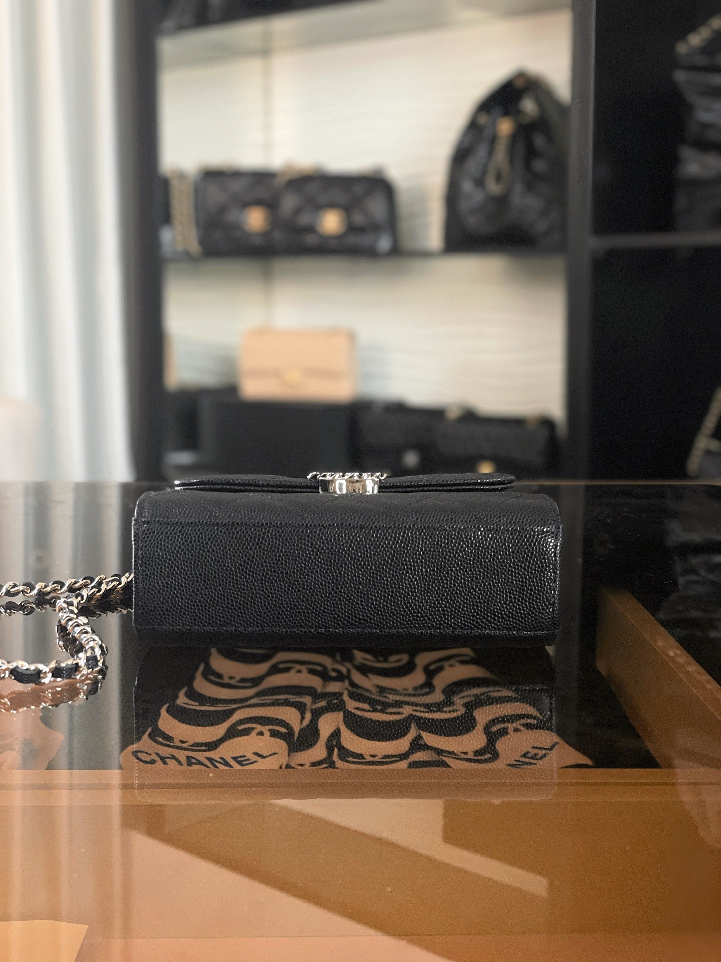 特▪️級鋼 
現貨發售🌱皮穿鏈手柄𝐤𝐞𝐥𝐥𝐲手機包回歸
𝑪𝒉𝒂𝒏𝒆𝒍 𝟐𝟓𝐬｜黑色♥𝐳𝐩級 

這顆絕對是黑馬
第一眼看到就深深愛上💕
顏值不必說 直接閉眼入不會錯
很好打理 也是百搭型
實現了單背斜挎腋下背手拎的效果📷
簡直就是福音〰️
很精緻 值得珍藏🔝

五金：全鋼18K淺金
皮料：獨家Haas小牛皮
尺寸：𝟏𝟒.𝟓*𝟏𝟏.𝟓*𝟓.𝟓 𝚌𝚖
3237