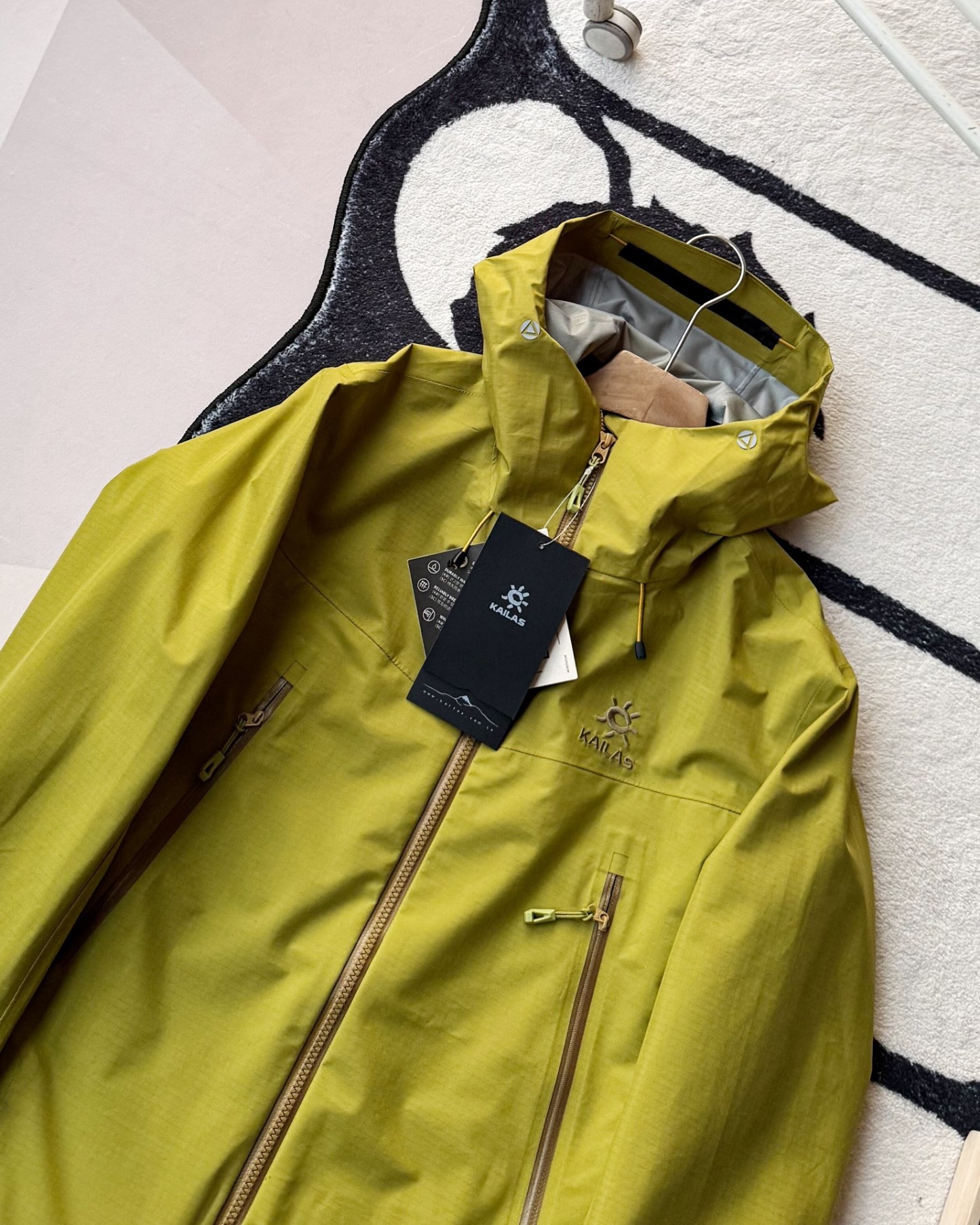 KAILAS凱樂石博格達衝鋒衣！防風防水透氣保溫，六色可選！面料採用與100D Gore-Tex Pro同級防護科技，人性化剪裁設計立體剪裁在肩部、肘部預留充足活動空間，背負重包時也不會束縛動作。風帽後側設有抽繩調節系統，暴雨時收緊可防止雨水糊臉；袖口採用鈎環固定，大幅活動時不易移位。透氣與輕量平衡腋下雙拉鍊設計能在運動時形成有效通風。整體重量控制得當，長途徒步不會造成負擔。可拆卸內膽：三合一設計最驚喜的是羽絨內膽
羽絨內膽特別輕便，保暖效果很好；可拆卸，很方便穿脫，拆掉羽絨內膽，就是一件風殼