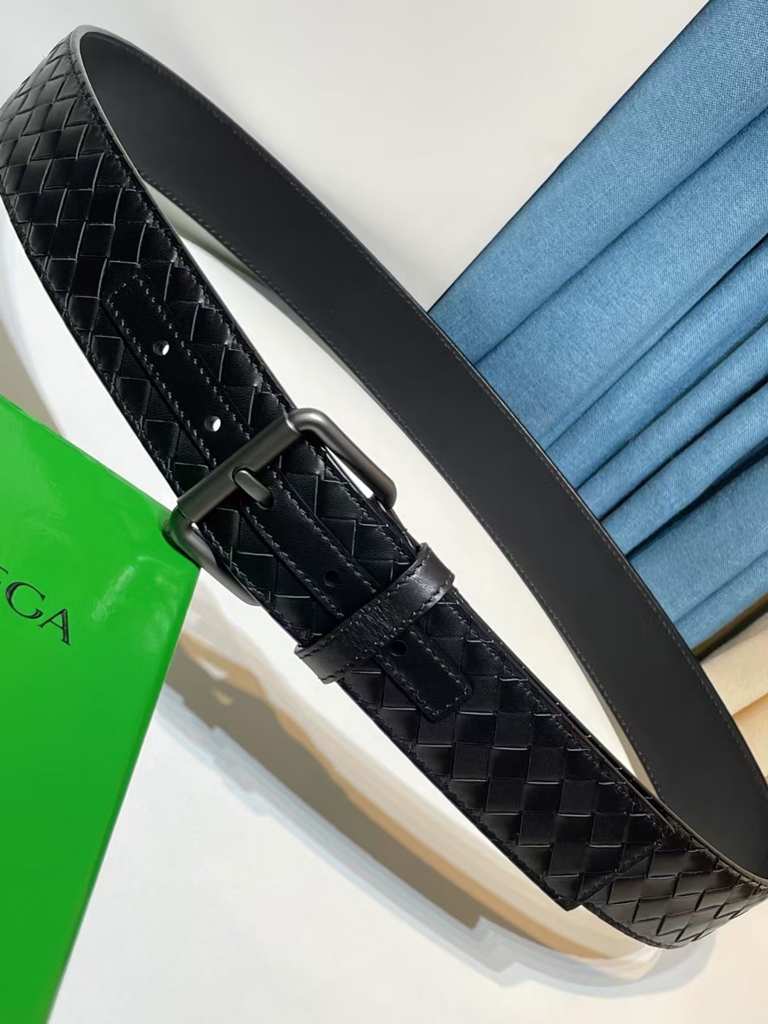🔥🔥🆕純手工編織皮帶可為休閒裝或正裝造型增添優雅韻味，🔥是低調奢華的典範。[嘴唇]採用意大利柔軟的胎小牛皮全手工精工打造而成，錁色五金扣頭令其更顯獨特別緻、🔥[嘴唇]優雅迷人氣息。[強]4.0cm寬