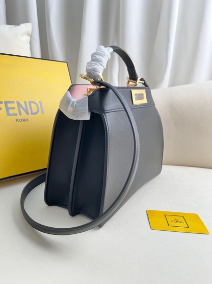 Peekaboo Iseeu 皮革手袋更多細節 Iconic Peekaboo ISeeU手袋，皮革材質，兩側綴以經典的扭鎖。柔和軟納帕皮革襯里，兩個隔層由硬質隔板隔開，配有系扣內部口袋和金色金屬件。手袋配有手柄和可調節、可拆卸式肩帶，可手提、肩背或斜挎。意大利製造 材質： 面料：牛皮革 里料：羊皮革 深度：11 長度 27 高度 21 
款號：0229