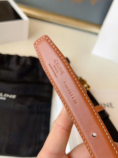 CÉLINE  凱旋門家新款ALIX 中號25毫米雙面腰帶
這款採用牛皮革，滴膠飾面，可拆卸橢圓形搭扣，雙面腰帶，TRIOMPHE雙面飾釘.
寬度：2.5cm