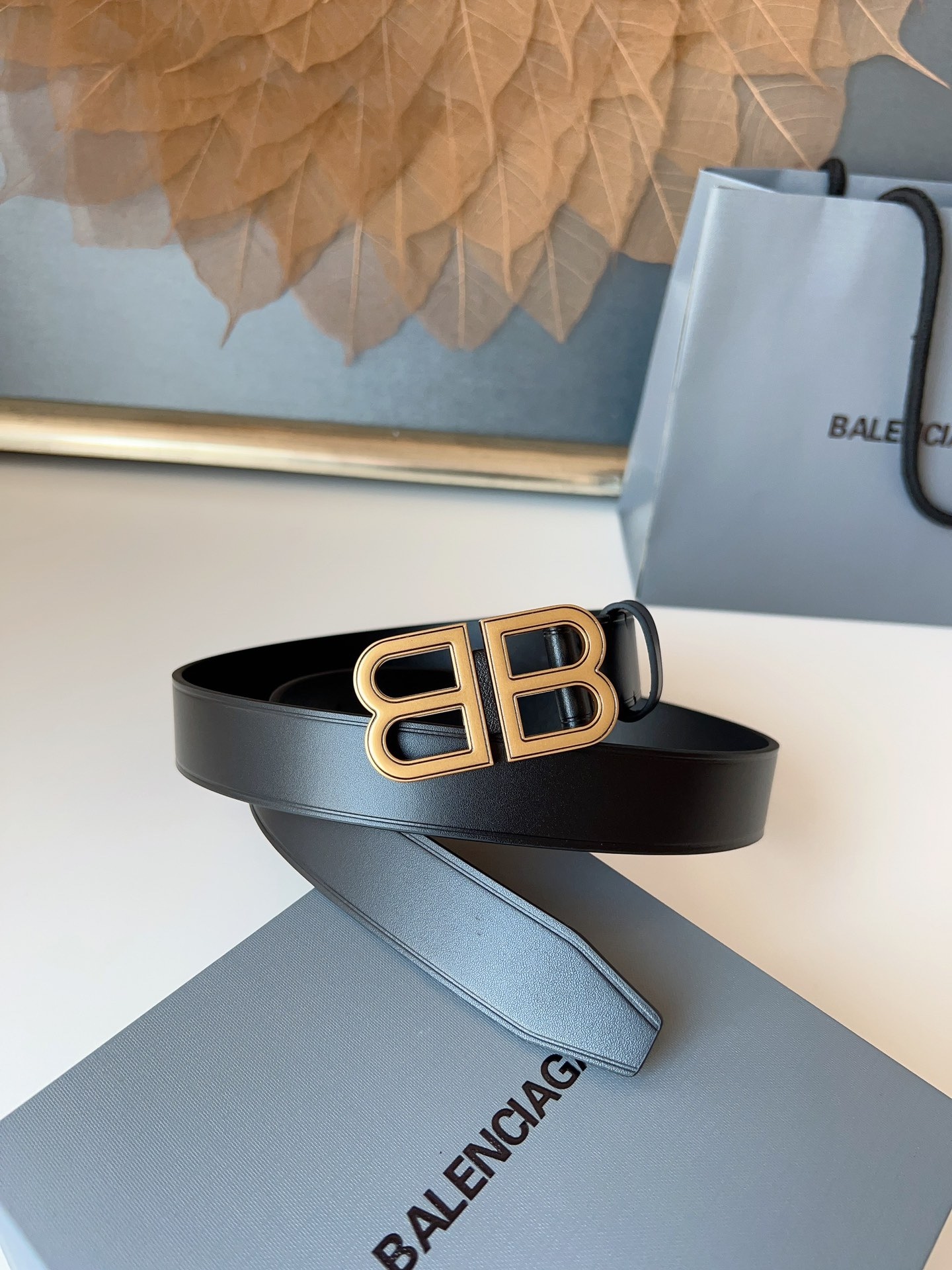 巴黎世家（Balenciaga）寬度3.0cm 是法國的奢侈品牌，作為時尚界最具影響力品牌之一的地位。設計師源於：都市時尚潮流獨特的設計風格，採用進口小牛皮製作；搭配純銅復古五金，使其更具魅力。值得擁有的百搭精品！