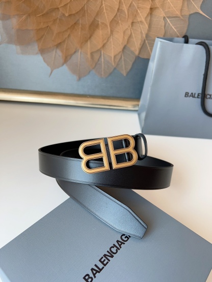 巴黎世家（Balenciaga）寬度3.0cm 是法國的奢侈品牌，作為時尚界最具影響力品牌之一的地位。設計師源於：都市時尚潮流獨特的設計風格，採用進口小牛皮製作；搭配純銅復古五金，使其更具魅力。值得擁有的百搭精品！