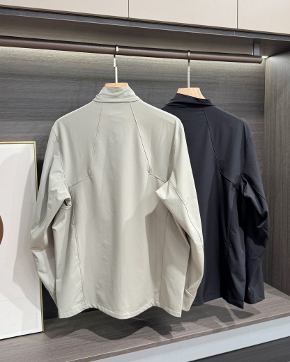 KAILAS‌/凱樂石春秋薄款輕量化衝風衣上衣外套】輕裝上陣！風雨無阻！

解鎖春秋戶外自由！輕到能揣進包里，卻能扛住風雨突襲！

極致輕量化面料，告別臃腫，上身輕若無物，跑步、騎行不束縛，戶外通勤也能利落有型！

透氣膜科技，運動時快速排汗，避免悶熱黏膩，春秋穿剛剛好！

立領剪裁護住脖頸，阻擋冷風灌入！

戶外級耐造，耐磨抗撕裂，口袋拉鍊防掉物，細節拉滿，徒步、騎行都穩！

極簡純色，內搭衛衣、T恤都好看，日常出街也能穿出高級感！

顏色:岩石灰  神秘黑
尺碼:L-3xL
L碼：   胸