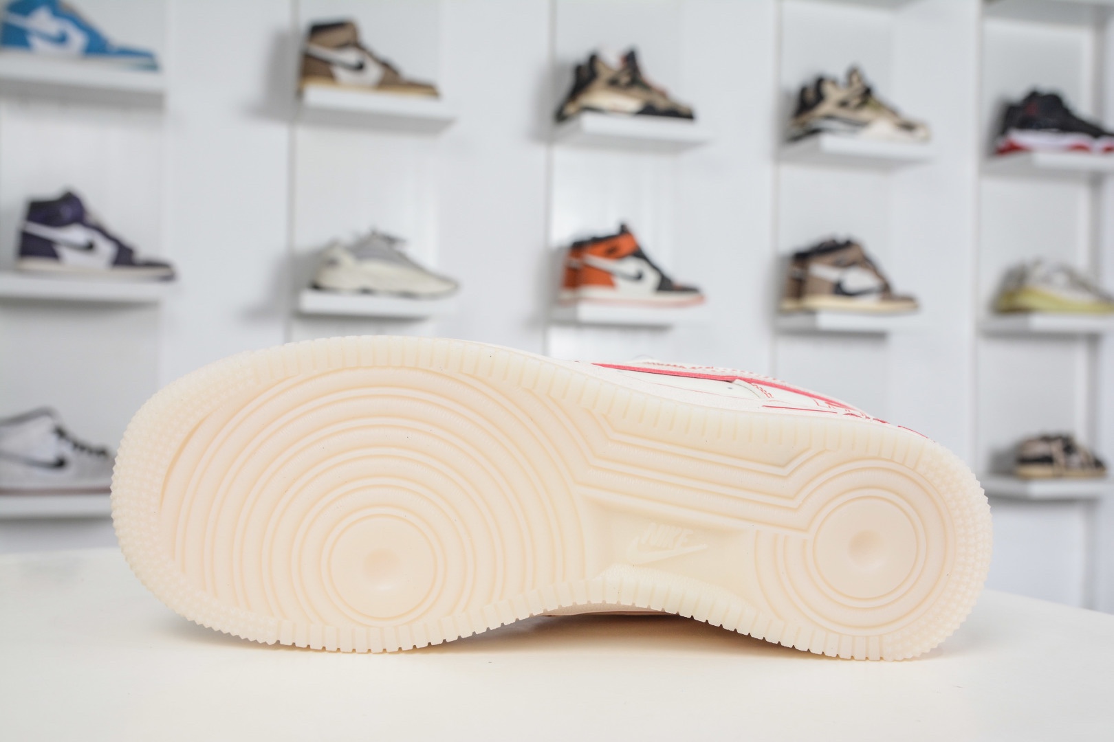 NIke Air Force 1 '07 Low 白紅兔八哥 
貨號：SM6668 132
Size: 36 36.5 37.5 38 38.5 39 40 40.5 41 42 42.5 43 44 44.5 45