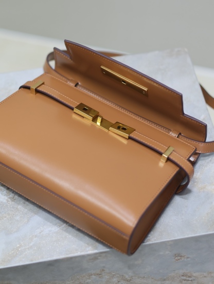 Manhattan_24cm
專櫃同步新款Manhattan法棍包小號24cm全新到貨！最新包型翻蓋曼哈頓法棍包，一改以往經典的logo，取而代之低調簡約的設計風格，它有點像H家的凱莉，很有復古的味道！商務➕休閒兩者結合，總結起來就是百搭！可以手拿，可以單肩或斜挎，一包多用，滿足了商務型女士，又滿足了小女生的休閒！精心挑選的原廠皮、完美的走線、精緻的五金讓整個包包都散髮出高級的味道！
型號：675626
尺寸：24x17.5x6cm