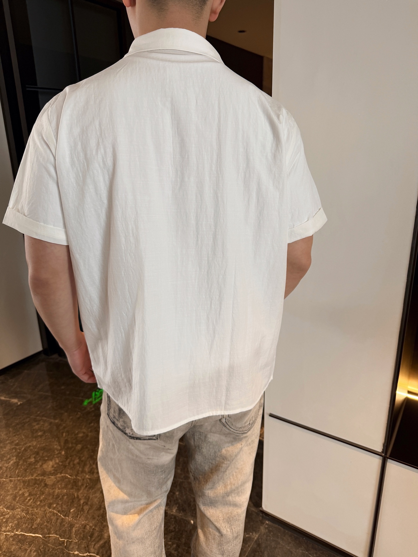 🔝MIU MIU繆繆MM 小黑標短袖襯衫
定制雲柔棉麻平紋料，手工紅外線畫線徽標，以紅外線技術為輔助，實現徽標標籤位置的精准定位與標記，採用側翻埋夾車線工藝，平順整潔，工整整潔，面料都經過砂洗，手感質感更佳，不易變形、不易縮水、不易褪色，合身版型
B Size：40 42 44 46