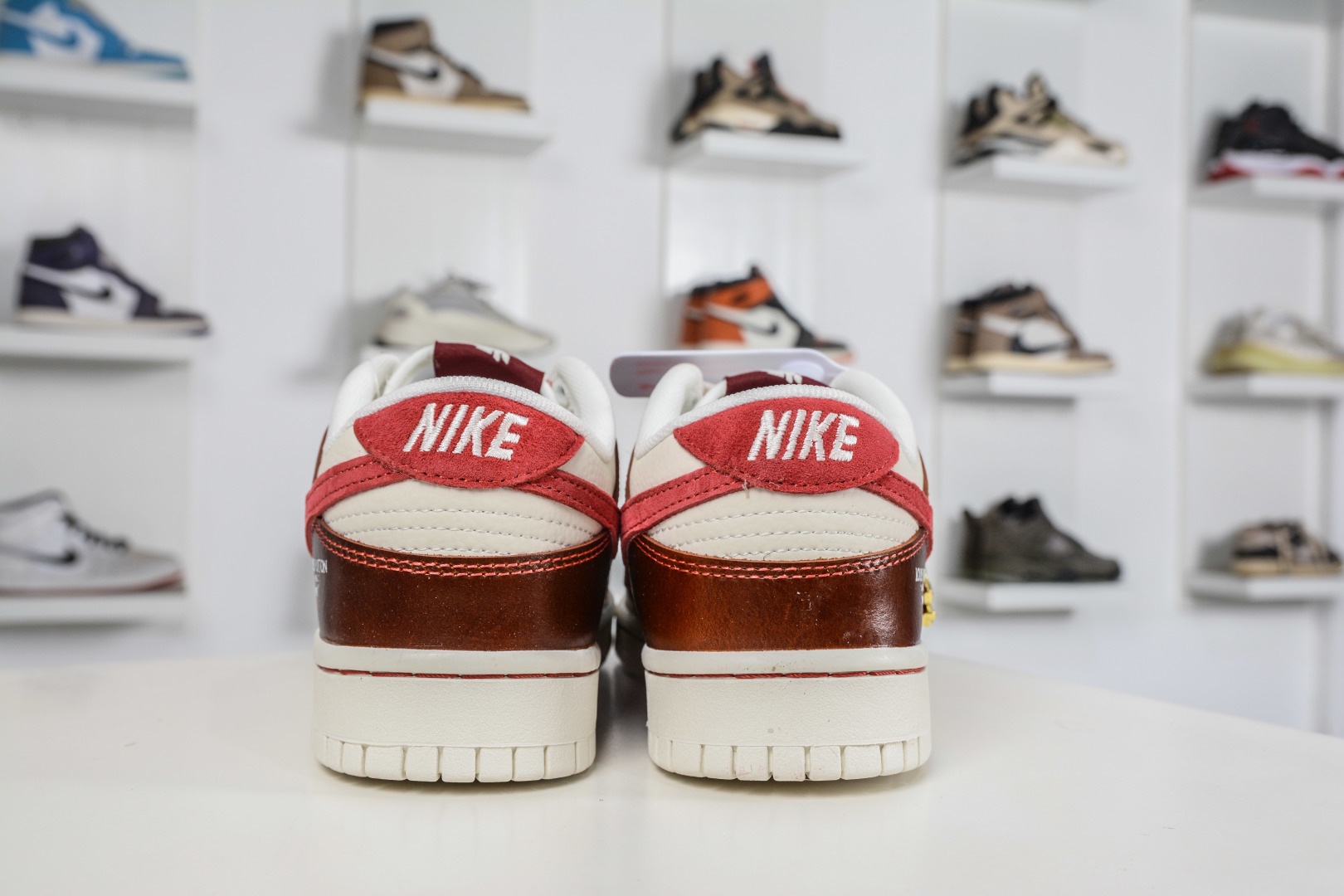 Nike SB Dunk Low x Louis Vuitton LV馬年限定聯名-酒紅棕 
貨號：DS6608 025
尺碼：36 36.5 37.5 38 38.5 39 40 40.5 41 42 42.5 43 44 44.5 45