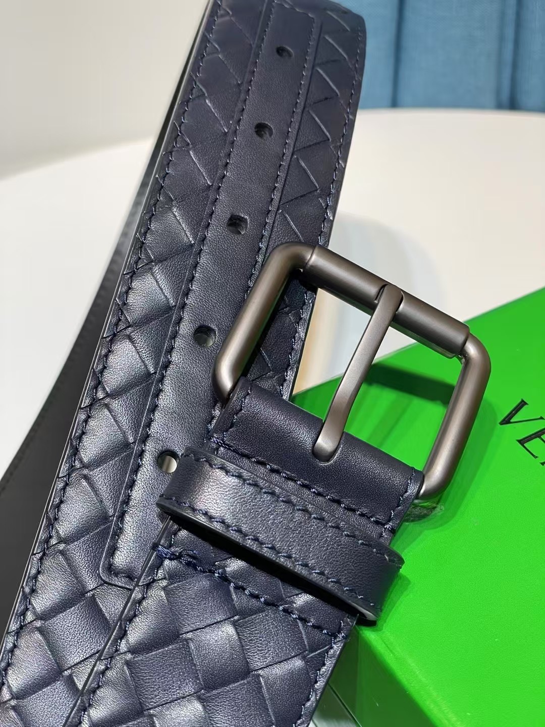 🔥🔥🆕純手工編織皮帶可為休閒裝或正裝造型增添優雅韻味，🔥是低調奢華的典範。[嘴唇]採用意大利柔軟的胎小牛皮全手工精工打造而成，錁色五金扣頭令其更顯獨特別緻、🔥[嘴唇]優雅迷人氣息。[強]4.0cm寬