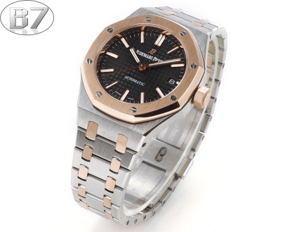 B7  Factory
AP愛彼 女款愛彼皇家橡樹 剔除機芯甲板多餘部分，使之變得更加鏤空——成就鋼表巔峰—— 實力演繹 衛冕“鋼”王！【6大精妙之處】1.正品拆解開模，尺寸為37毫米與正品一致！2.完美還原正品表殼的每一處細節，盡顯正品“稜角分明 堅毅果敢”的陽剛氣質。3.鋼帶的做工無可挑剔，比市面上任何鋼帶表做工均要更上一層樓，鋼帶頭粒和表頭銜接的“緩衝帶”的鬆緊程度與正品一模一樣。4.自動陀的與原裝致敬，是市面唯一做到顏色於原裝一致的版本（市面一般版本均偏紅）其上的ap族徽雕刻獨一無二。