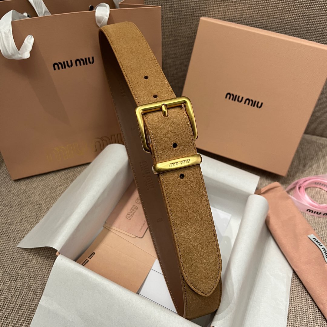 
  MiuMiu 今年大爆款上新‼️‼️
皮質絨面 冬天超適合絨絨的
這就是野性與可愛結合的反差美！
關但寬度粗 腰頭大 有一種野性與可愛結合的反差美～
炎名系上有甜酷甜酷的氛圍感喔#
寬度 ：3.5cm