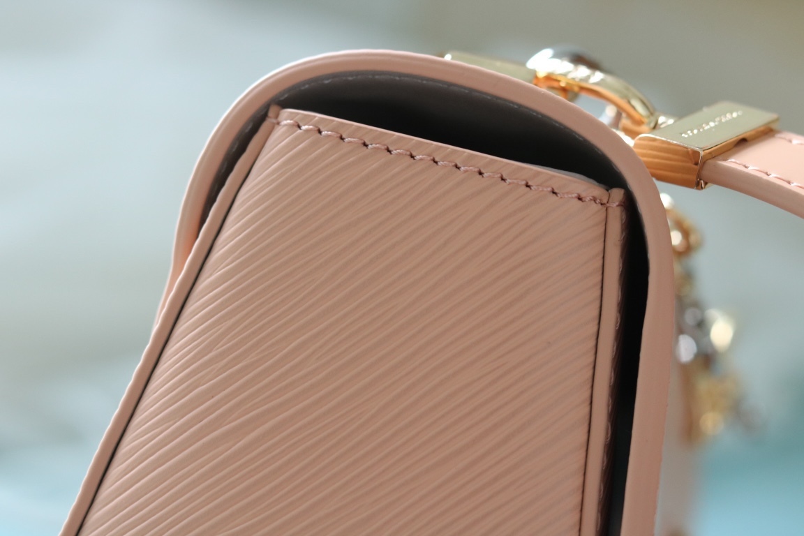 原版品質[玫瑰]歡迎貨比三家[玫瑰]款號：50391/22773/22774/23074/22768[玫瑰][玫瑰][玫瑰]本款Twist中號手袋將品牌標誌性Monogram花卉精巧融入裝飾鏈條，與雙色鎖扣相互呼應，優雅詮釋當季 TwistedFlowers主題。內貼袋之一配有可拆卸鏡子。
23x17x9.5釐米(長度x高x寬) Epi粒面皮革牛皮革飾邊牛皮革內襯金屬件
LVTwist扭鎖
內貼袋，配有可拆卸鏡子後側內貼袋
大號前內袋配有拉鍊袋肩帶:可拆卸，可調節包帶半長:350釐米
