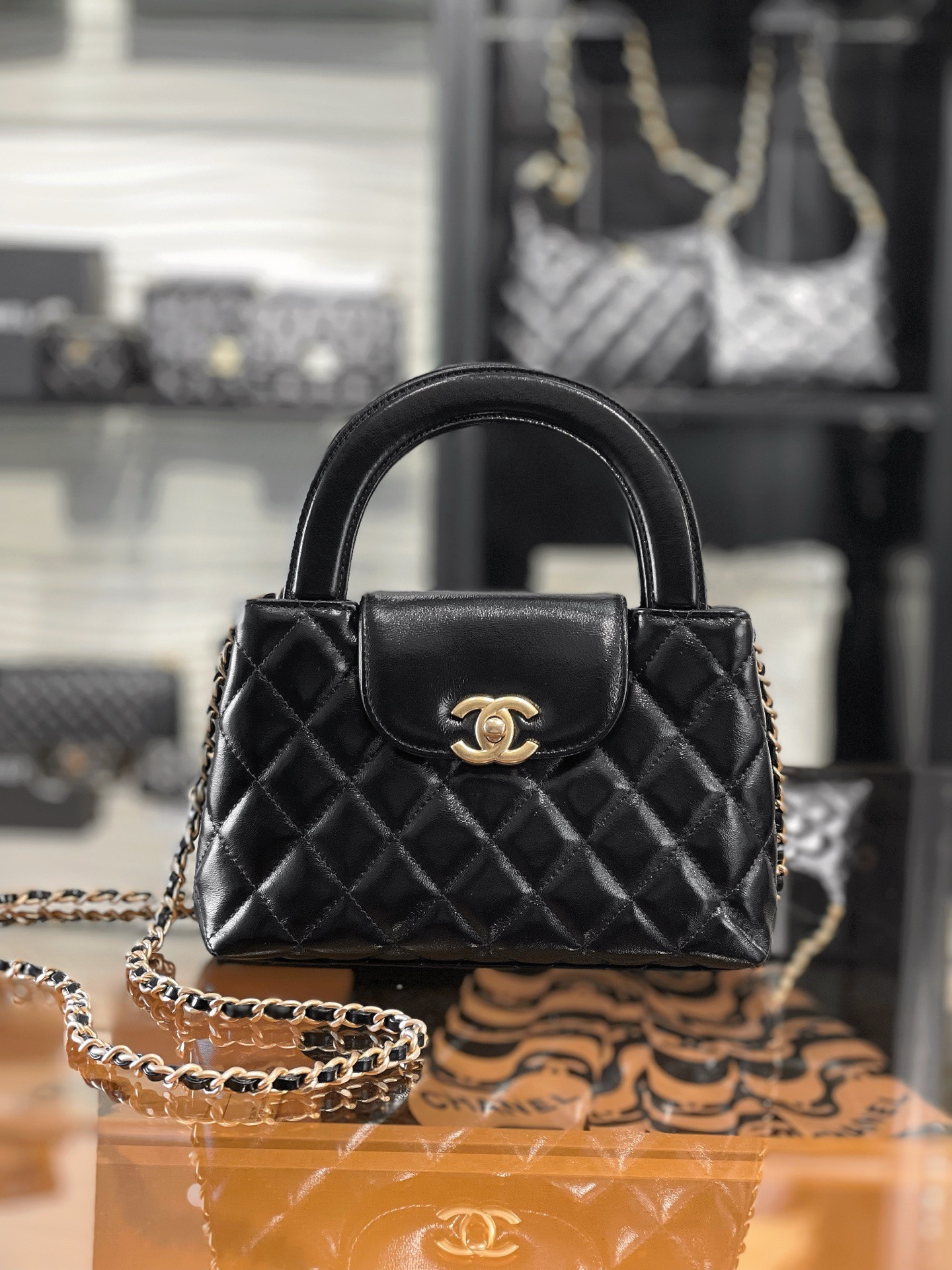 新品到貨🆕𝗖𝗵𝗮𝗻𝗲𝟭 𝟐𝟓𝐂
𝗞𝗲𝗹𝗹𝘆 手提鏈條包大號 黑色
售價𝟥𝟧𝟨𝟢𝟢𝗋𝗆𝖻購入開發〰️

全網最熱🔥𝟤𝟦𝖯 𝗄𝖾𝗅𝗅𝗒手提袋
叱吒整個秀場，簡直美絕了〰️
簡約又復古的小手提很靈魂很舒適。
又乖又耐看，實在絕對愛不釋手❕

五金：厚鍍𝟤𝟦𝗄復古金
皮料：𝖵𝖾𝗅𝗂𝖾𝗋𝗊亮面小牛皮
尺寸： 𝟣𝟥*𝟣𝟫*𝟩 𝖼𝗆
4416