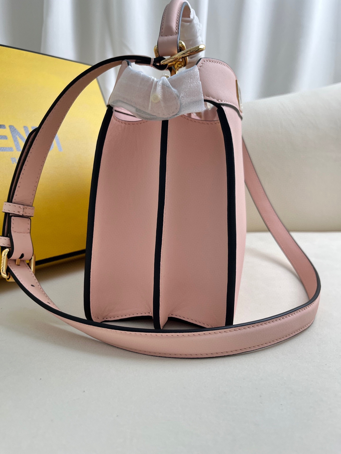 Peekaboo Iseeu 皮革手袋更多細節 Iconic Peekaboo ISeeU手袋，皮革材質，兩側綴以經典的扭鎖。柔和軟納帕皮革襯里，兩個隔層由硬質隔板隔開，配有系扣內部口袋和金色金屬件。手袋配有手柄和可調節、可拆卸式肩帶，可手提、肩背或斜挎。意大利製造 材質： 面料：牛皮革 里料：羊皮革 深度：11 長度 27 高度 21 
款號：0229