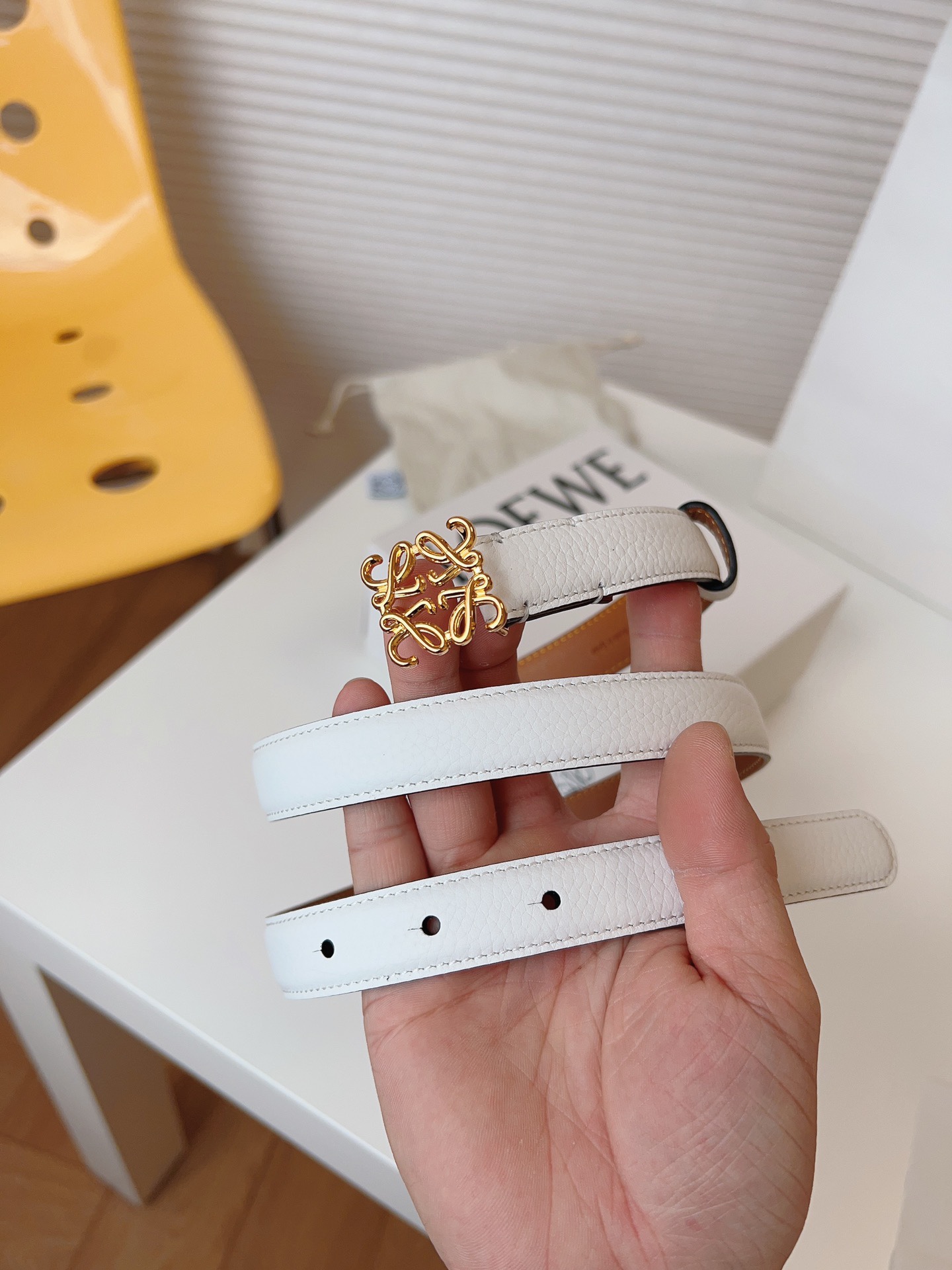 
Loewe 羅意威 經典粒面小牛皮，極簡風格的搭配，腰帶早已不是勒緊褲腰的工具，而是提升衣品，畫龍點睛的飾品；此款腰帶易搭配服飾。皮帶寬度：2.0cm