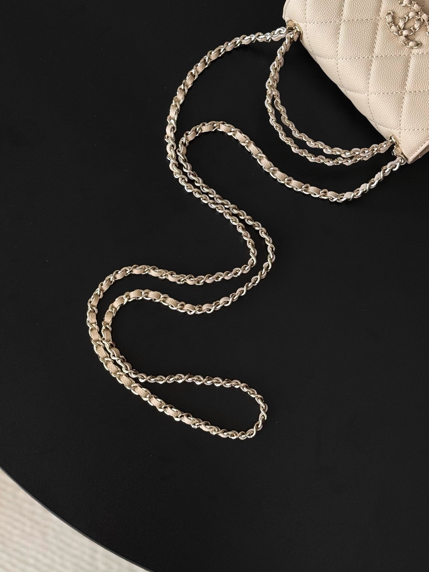 Chanel 25S 新款本季 最火的小球牛皮Kelly 手柄包
這顆絕對是黑馬
第一眼看到就深深愛上💕
顏值不必說 直接閉眼入不會錯
很好打理 也是百搭型
實現了單背斜挎腋下背手拎的效果📷
簡直就是福音〰️
很精緻 值得珍藏🔝

五金：全鋼18K淺金
皮料：獨家Haas小牛皮
尺寸：𝟏𝟒.𝟓*𝟏𝟏.𝟓*𝟓.𝟓 𝚌𝚖
型號：AS3237