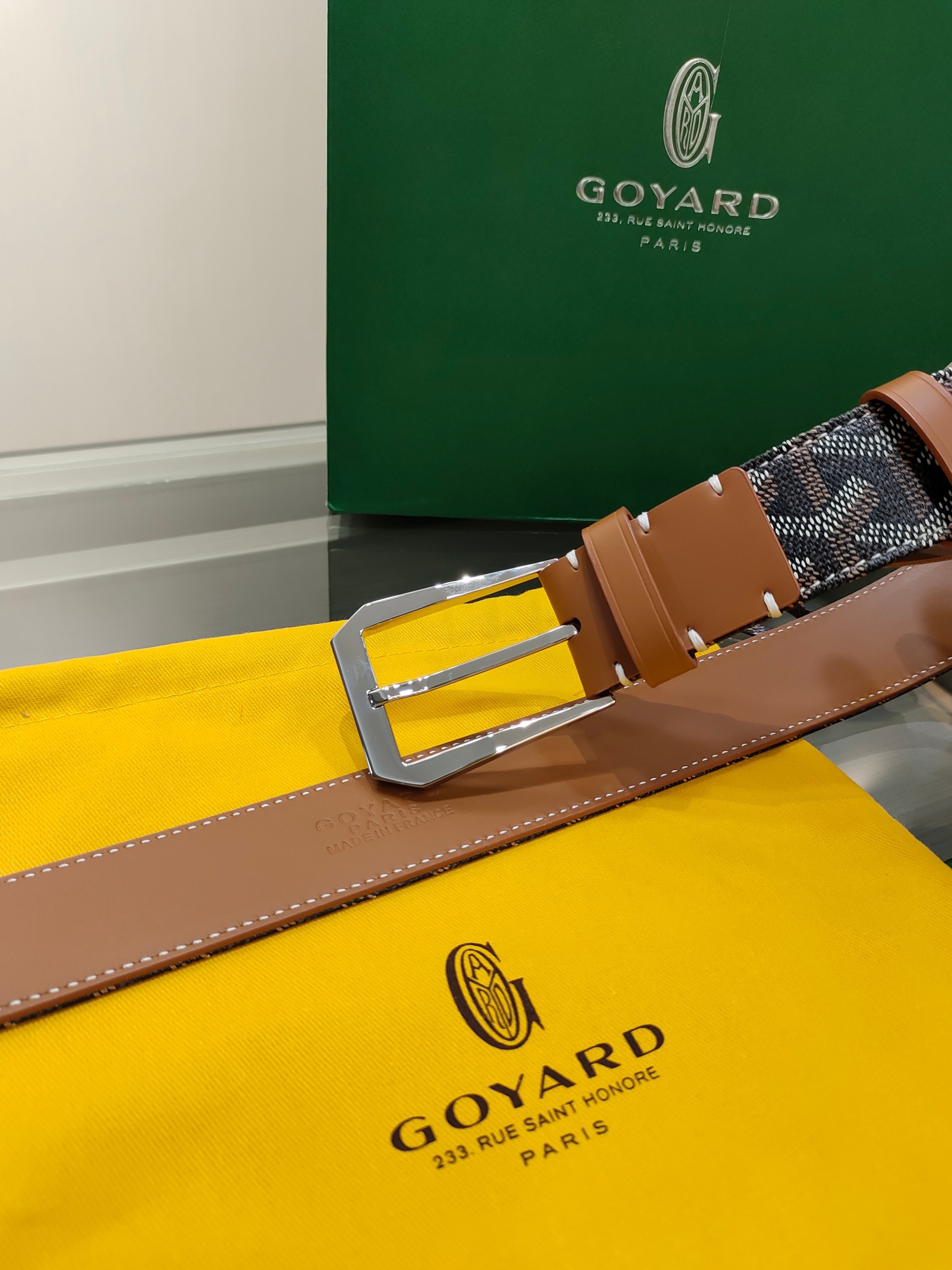 
Goyard(戈雅)腰帶源於法國奢侈品牌，設計風格簡約低調，腰帶身有標誌性帆布搭配進口頭層牛皮，腰帶扣採用簡約精品鋼扣，延續品牌的低調奢華，帶身寬度3.4CM，適用商務休閒日常佩戴。