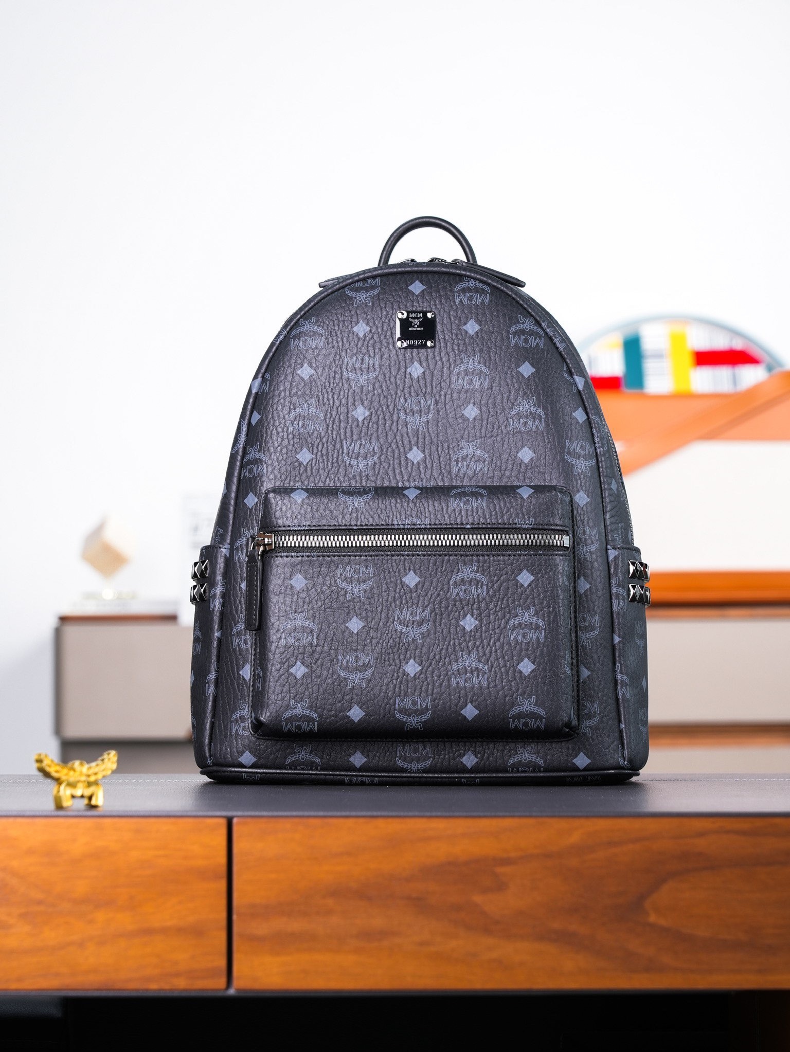 𝙈𝘾𝙈 𝙎𝙩𝙖𝙧𝙠 𝙎𝙞𝙙𝙚 𝙎𝙩𝙪𝙙𝙨，𝘽𝙖𝙘𝙠𝙥𝙖𝙘𝙠 𝙞𝙣 𝙑𝙞𝙨𝙚𝙩𝙤𝙨黑色小中号#铆钉双肩背包🎒黑色
# 男女同款包 # 背包里的黑酷天花板
这款双肩背包结构规整，采用经典Visetos材料制成，并饰以豪华的Nappa皮革饰边，其内部空间充裕，金字塔形的铆钉侧边使其前卫感十足。