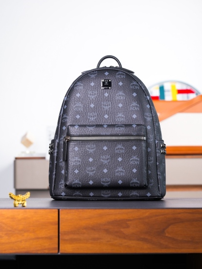 𝙈𝘾𝙈 𝙎𝙩𝙖𝙧𝙠 𝙎𝙞𝙙𝙚 𝙎𝙩𝙪𝙙𝙨，𝘽𝙖𝙘𝙠𝙥𝙖𝙘𝙠 𝙞𝙣 𝙑𝙞𝙨𝙚𝙩𝙤𝙨黑色小中号#铆钉双肩背包🎒黑色
# 男女同款包 # 背包里的黑酷天花板
这款双肩背包结构规整，采用经典Visetos材料制成，并饰以豪华的Nappa皮革饰边，其内部空间充裕，金字塔形的铆钉侧边使其前卫感十足。