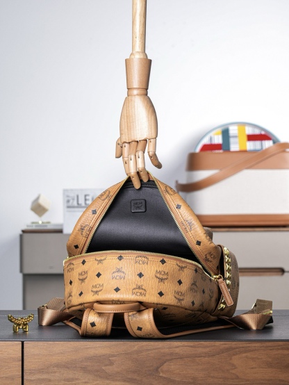 𝙈𝘾𝙈 𝙎𝙩𝙖𝙧𝙠 𝙎𝙞𝙙𝙚 𝙎𝙩𝙪𝙙𝙨𝘽𝙖𝙘𝙠𝙥𝙖𝙘𝙠 𝙞𝙣 𝙑𝙞𝙨𝙚𝙩𝙤𝙨
干邑色小中号#铆钉双肩背包🎒·CP独家出品®️干邑色
这款Visetos经典花纹人造革双肩背包采用金字塔形铆钉装饰及天然Nappa皮革饰边设计。
这一标志性的便携单品展现了全球移动一族的无限精神。这款Stark双肩背包采用经典Visetos及天然Nappa皮革制成，能将电子产品、文件及配饰收纳得井井有条。金字塔形铆钉勾勒出包袋