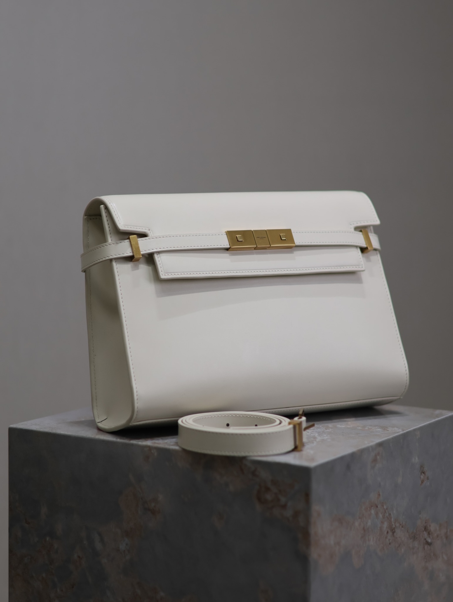 Manhattan_29cm
翻蓋曼哈頓法棍包，一改以往經典的logo，取而代之低調簡約的設計風格，它有點像H家的凱莉，很有復古的味道！商務➕休閒兩者結合，總結起來就是百搭！可以手拿，可以單肩或斜挎，一包多用，滿足了商務型女士，又滿足了小女生的休閒！精心挑選的意大利牙簽紋牛皮、完美的走線、精緻的五金讓整個包包都散髮出高級的味道！
型號：579271
尺寸：29x20.5x7cm