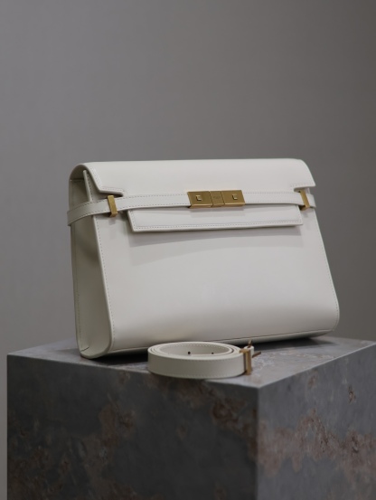 Manhattan_29cm
翻蓋曼哈頓法棍包，一改以往經典的logo，取而代之低調簡約的設計風格，它有點像H家的凱莉，很有復古的味道！商務➕休閒兩者結合，總結起來就是百搭！可以手拿，可以單肩或斜挎，一包多用，滿足了商務型女士，又滿足了小女生的休閒！精心挑選的意大利牙簽紋牛皮、完美的走線、精緻的五金讓整個包包都散髮出高級的味道！
型號：579271
尺寸：29x20.5x7cm