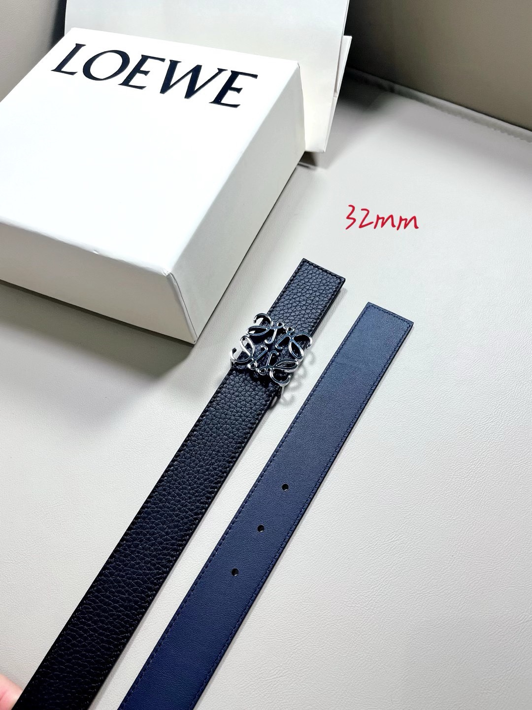 羅意威LoEWE 3.2cm正反兩穿腰帶，選用壓紋牛皮革製成，反復Anagram圖案